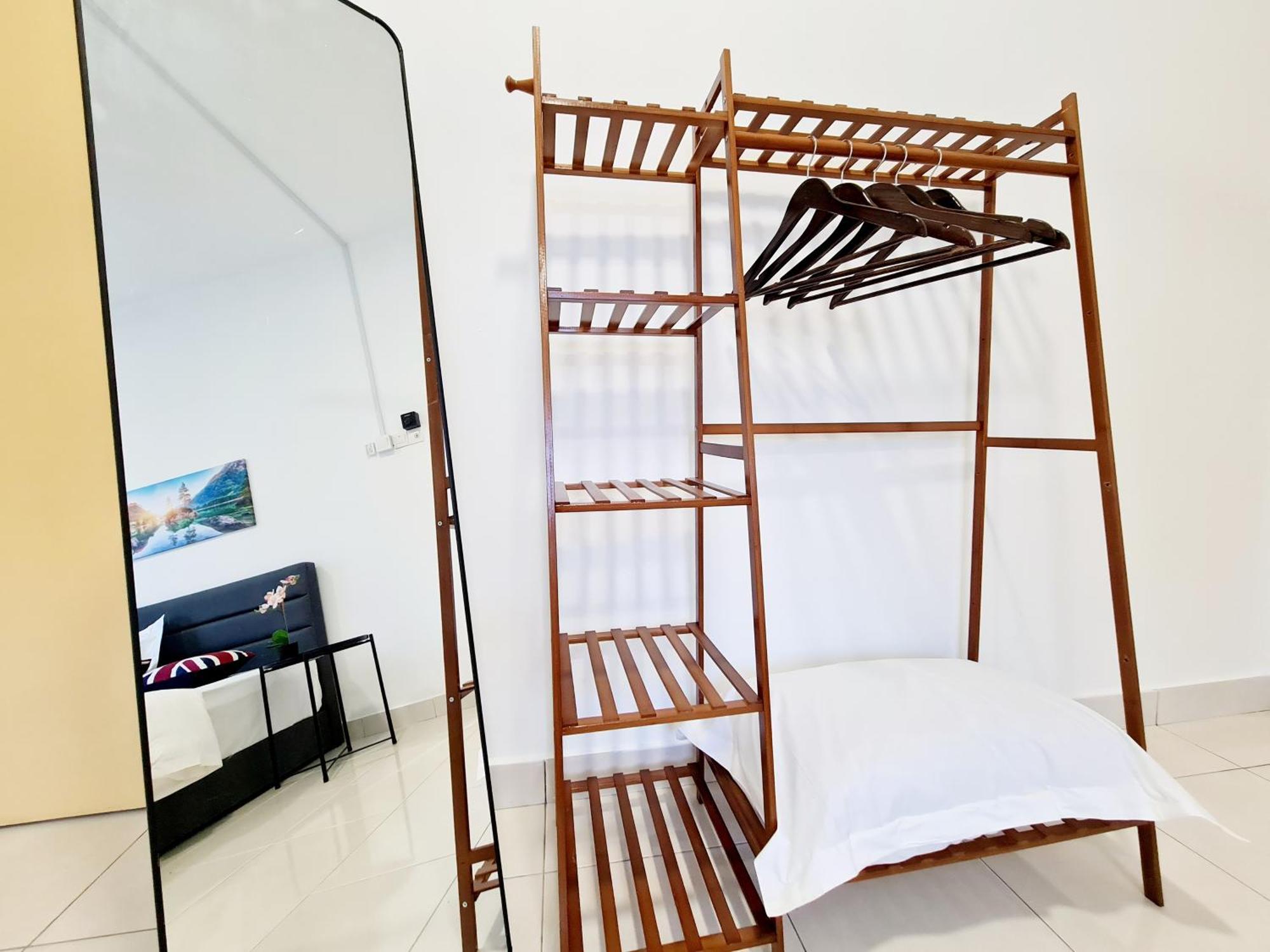 10 Guest Breezy 3 Koi Kinrara Suite, Ioi Puchong, Bukit Jalil Pavilion, Bukit Jalil Stadium, Sunway Pyramid, Sunway Lagoon * Kampong Baharu Sungai Way